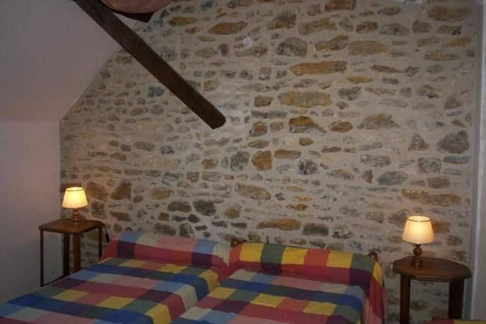 Gîte charmant avec cheminée, jardin privé et 3 chambres dans un ancien corps de ferme in Joué-l'Abbé, Sarthe