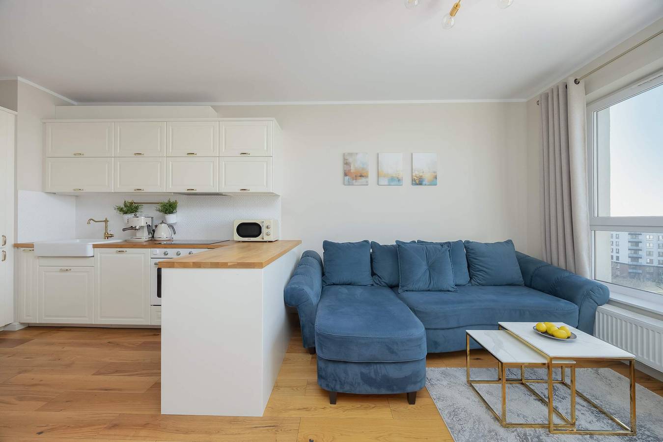 Ganze Wohnung, Spacious Apartment | Two Bedrooms and Air Conditioning in Bielany, Warschau