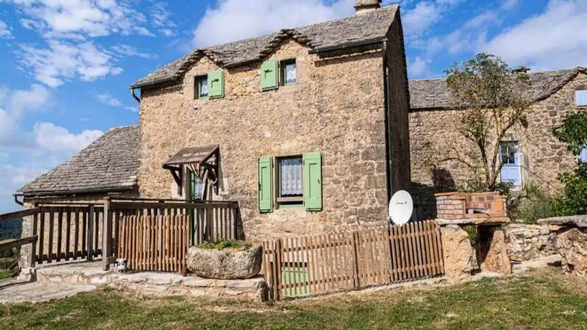 Gîte pour 5 personnes, avec piscine et jardin dans Massegros Causses Gorges