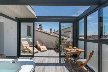 Gîte pour 2 personnes, avec balcon et jacuzzi dans Office De Tourisme Du Pays Des Sorgues Et Des Monts De Vaucluse