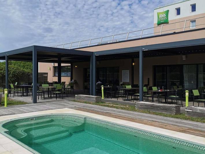 Hôtel pour 2 personnes, avec Terrasse et Jardin ainsi que Piscine et Vue à Pannes