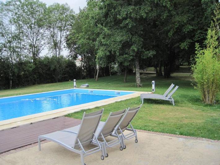 Location de vacances pour 8 personnes, avec jardin ainsi que terrasse et piscine à Buzon - 2