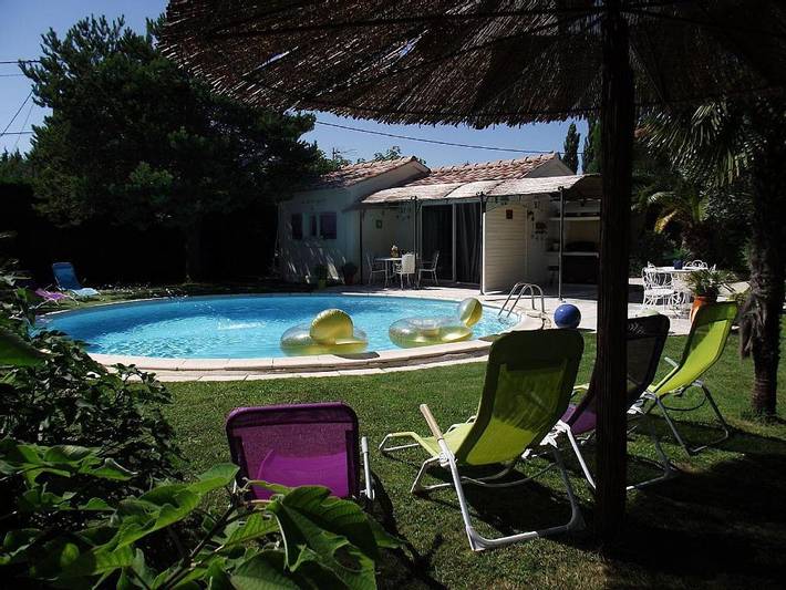 Location de vacances pour 4 personnes, avec piscine et jardin à Jonquières
