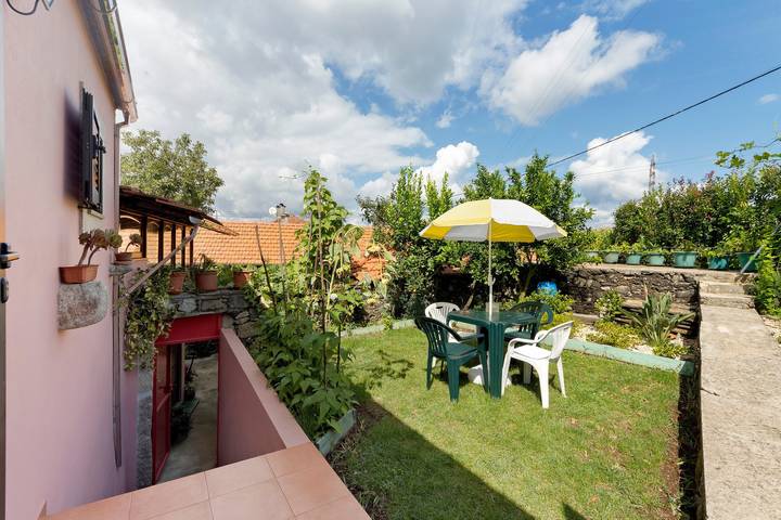 Pêssego - Al Apartment with Mountain View, Wi-Fi, and Air Conditioning in São Miguel do Mato, Aveiro District