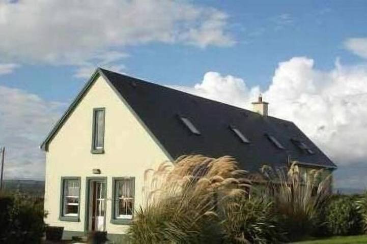 Holiday rental for 8 people, with garden and hot tub as well as pool in County Clare