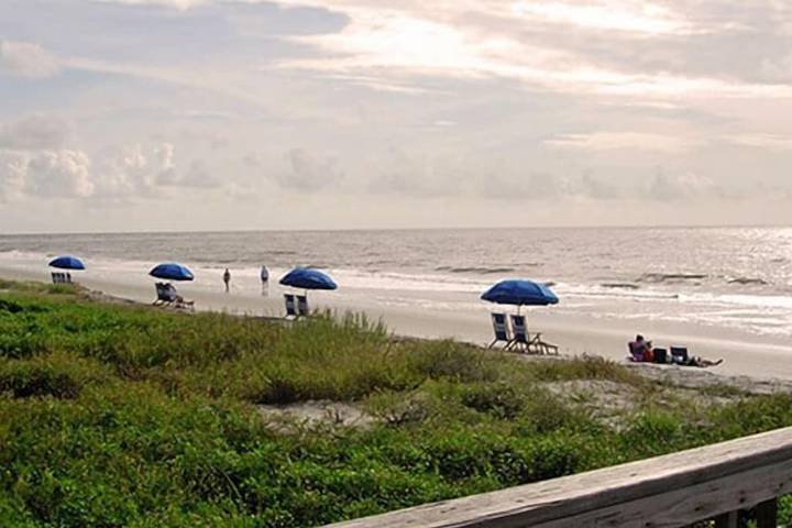 Vacation rental for 4 people, with hot tub and yard as well as pool and balcony in St. Simons Island