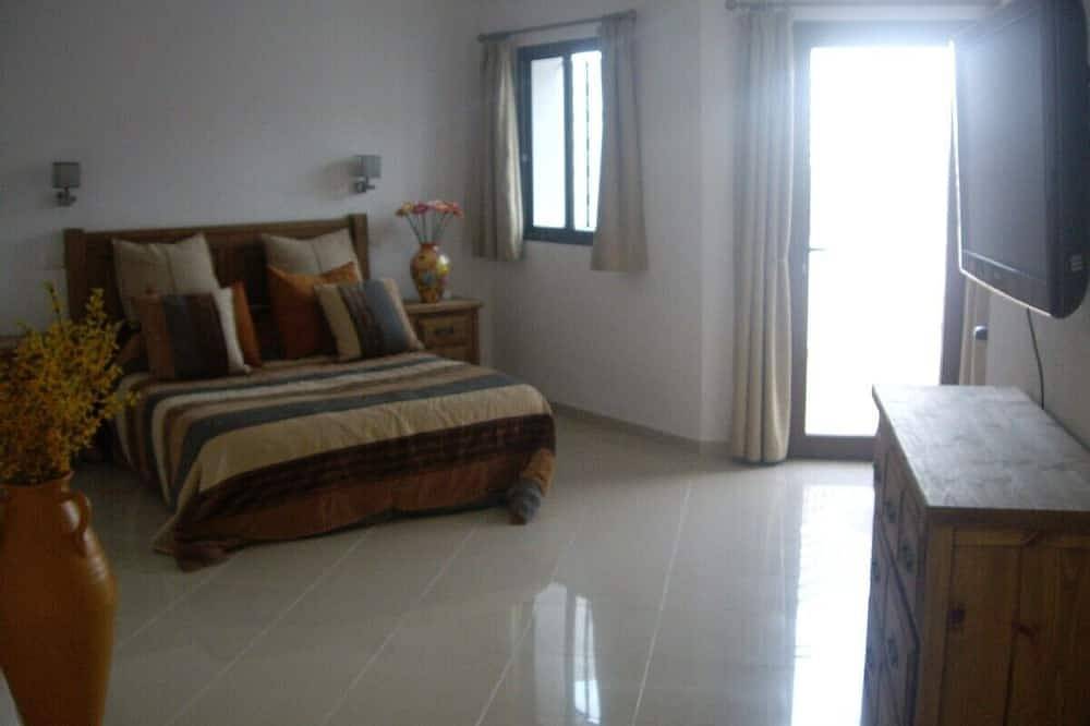 Prime Location, Htd Pool, Breathtaking Sea Views nr Beach/Marina, A/C Wifi Uktv in Playa de los Guíos, Santiago del Teide