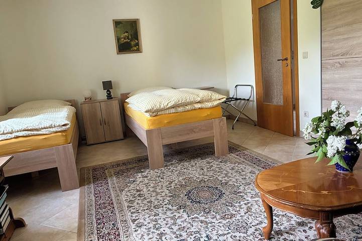 Voll eingerichtete Ferienwohnung in ruhiger Lage mit extra Eingang Parkplatz in Luckaitztal, Lausitzer Seenland