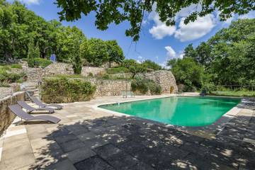 Cottage pour 15 personnes, avec jardin ainsi que terrasse et piscine, animaux acceptés à Suzette