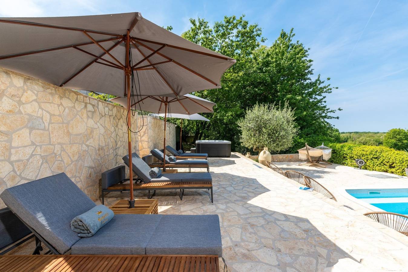 Villa Momento – Das istrische Refugium
Elegante Villa mit privatem Pool und Jacuzzi, umgeben von ruhiger istrischer Natur. in Vizinada, Zentralistrien