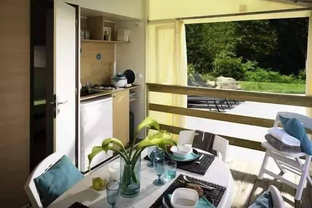 Tithome (sans sanitaire) Plus de confort que la toile de tente et que la caravane (près des sanitaires) 4 personnes in Saint-Jean-du-Gard, Parc national des Cévennes