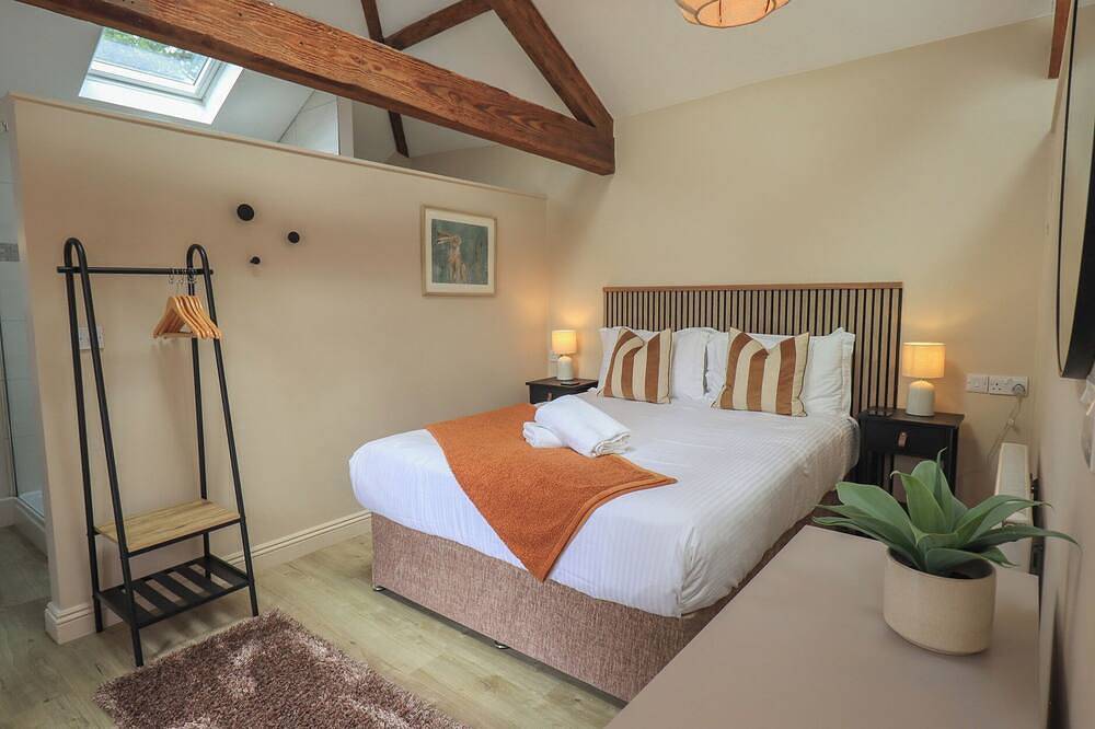 Acorn, with hot tub in Bowness-On-Windermere in Lake District