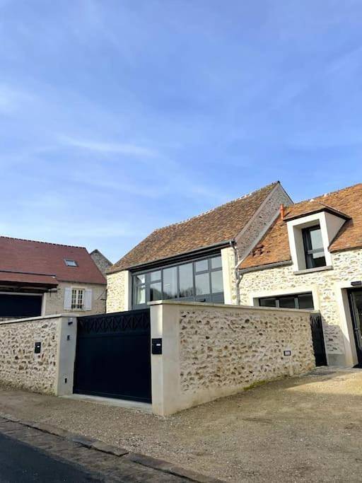 Location de vacances pour 2 personnes, avec Terrasse ainsi que Jardin et Vue à Bullion (homonymie)