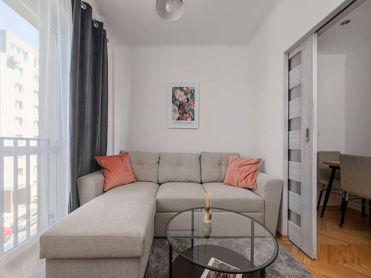 Ganze Wohnung, Gemütliche Warschauer Wohnung mit Balkon in Warschau, Masowien