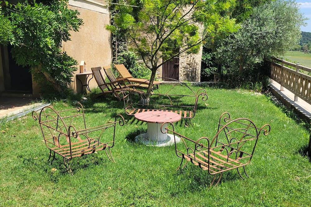 Entire apartment, 4-person gîte in 17th-century bastide, swimming pool, large garden, patio in Forcalquier, Parc naturel régional du Luberon