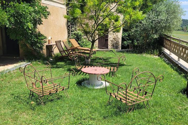 Entire apartment, 4-person gîte in 17th-century bastide, swimming pool, large garden, patio in Forcalquier, Parc naturel régional du Luberon