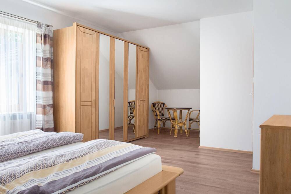 Ganze Wohnung, Große Galeriewohnung (75qm) mit gemütlichem Sofa in Treffelstein, Ostbayern