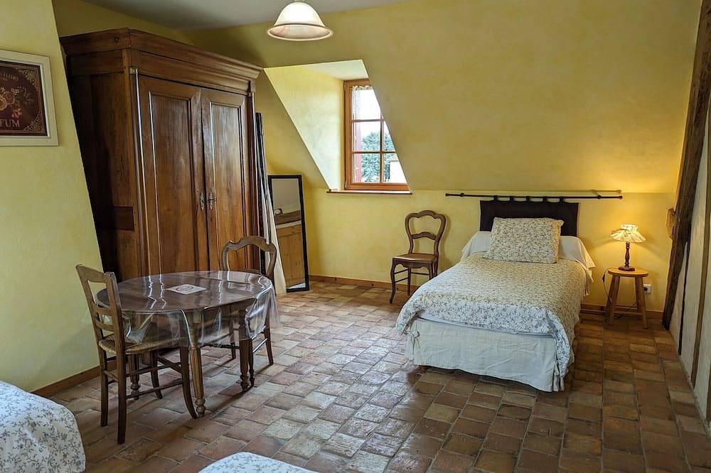 Maison de caractère avec jardin privatif, terrasse, ping-pong – Proche Ferrières et Montargis in Lorcy, Région de Pithiviers