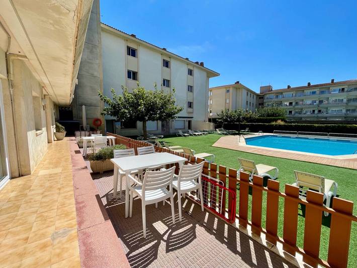 Ferienwohnung für 4 Personen, mit Terrasse und Garten sowie Pool