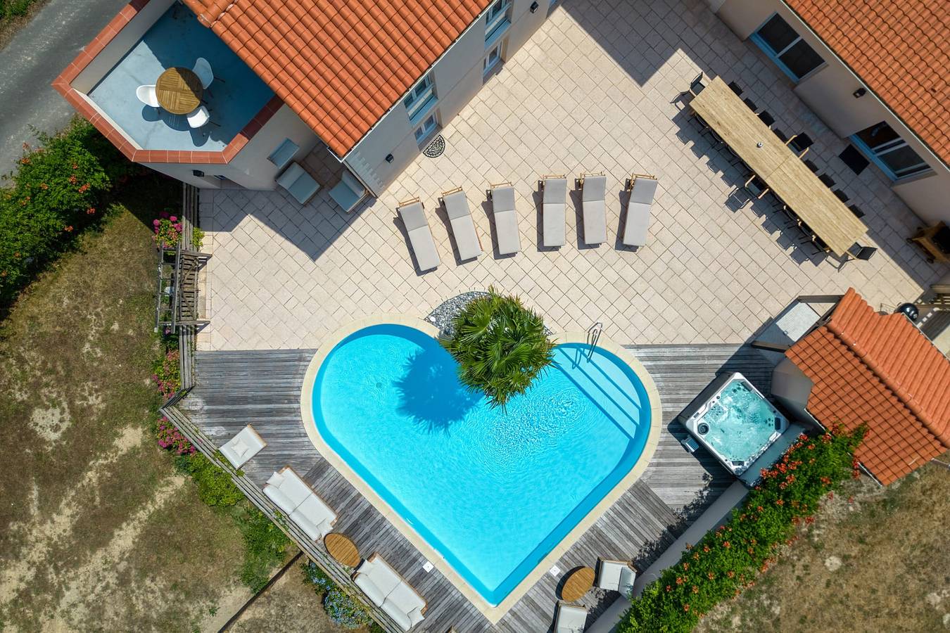 Villa Les Hauts Du Lac : 15 pax, Pool, Spa, Pétanque & Lake in Landevieille, Loire Valley