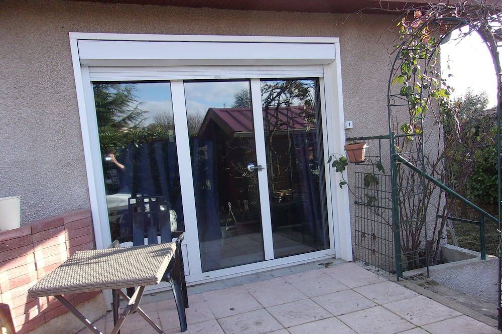 Appartement entier, Studio avec terrasse, près du parc aux oiseaux, proximités tous commerces, gare in Villars-les-Dombes, Ain