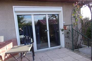 Gîte pour 4 personnes, avec terrasse ainsi que jardin et jacuzzi à Villars-les-Dombes