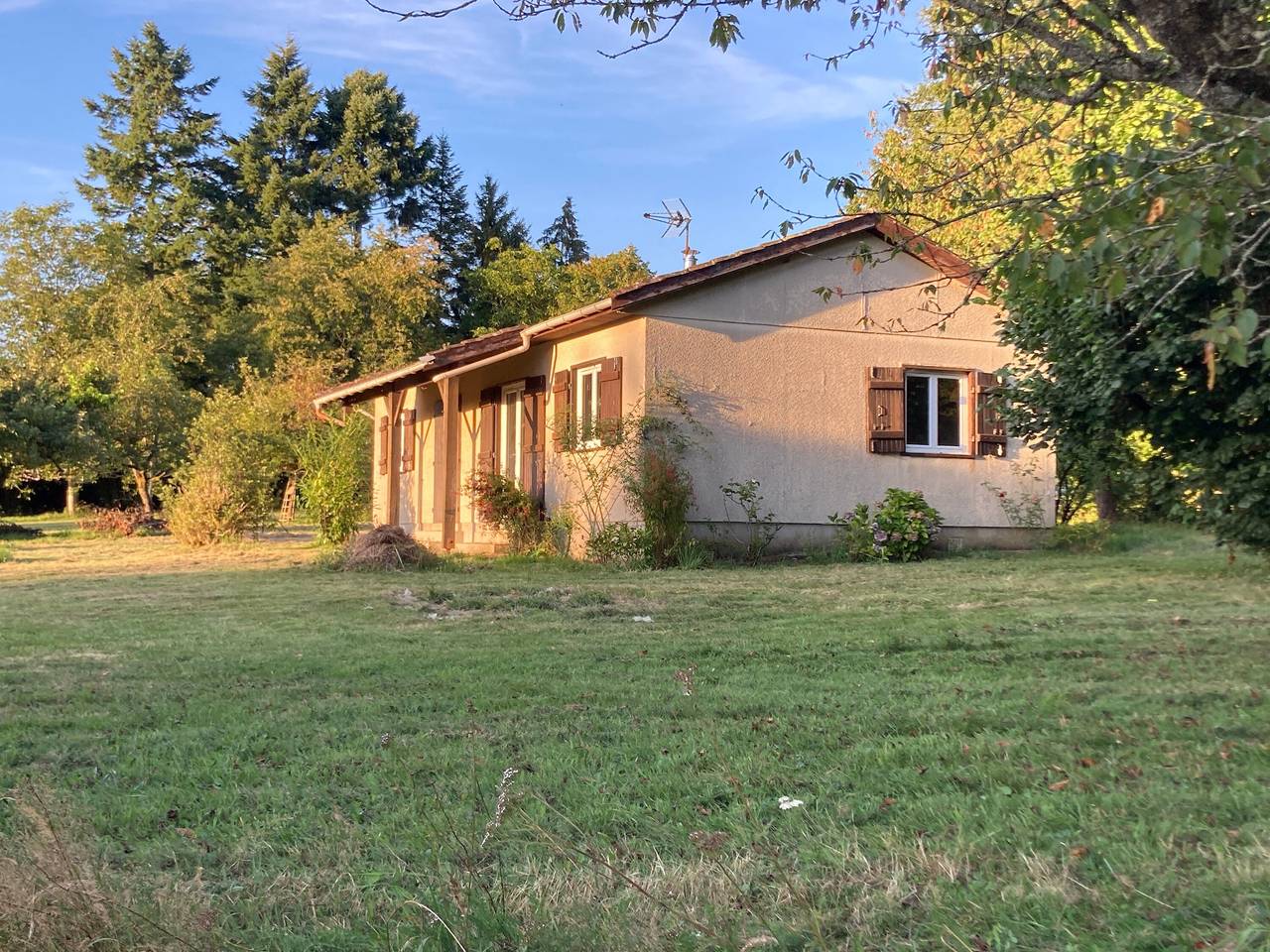 Country House 'David' with Private Terrace and Garden in Nantiat, Bellac region