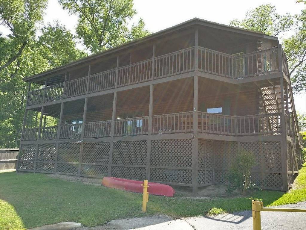 Cozy Unit #2 Waterfront Log Cabin in Lake Ouachita