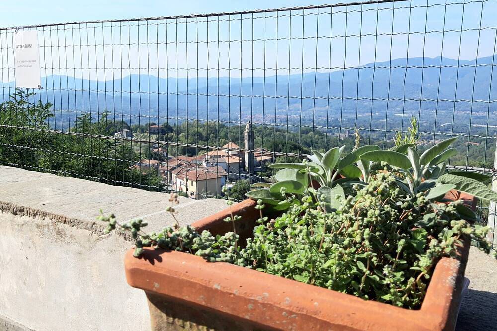 Ganze Wohnung, Cozy mini apartment on large terrace with unique view, pets allowed in Bagnone, Nationalpark Toskanisch-Emilianischer Apennin