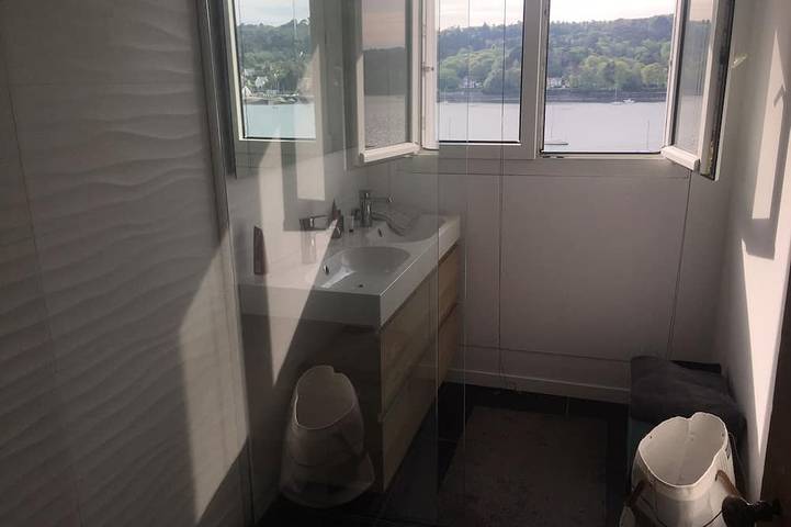 Emplacement exceptionnel pour cette maison pieds dans l'eau in Le Relecq-Kerhuon, Région de Brest