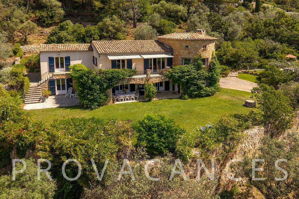 Holiday home with large grounds, swimming pool and walking distance to Bargemon in Bargemon, Draguignan region