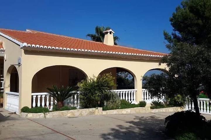 Gîte pour 6 personnes, avec Terrasse ainsi que Jardin et Piscine