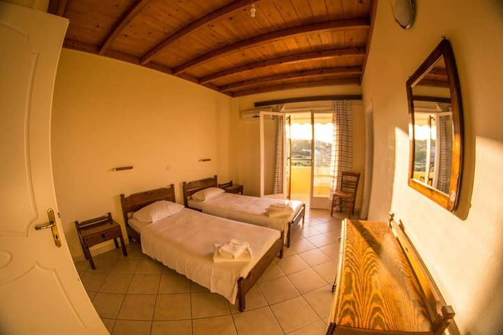 Gîte pour 4 personnes, avec terrasse dans Égine - 3