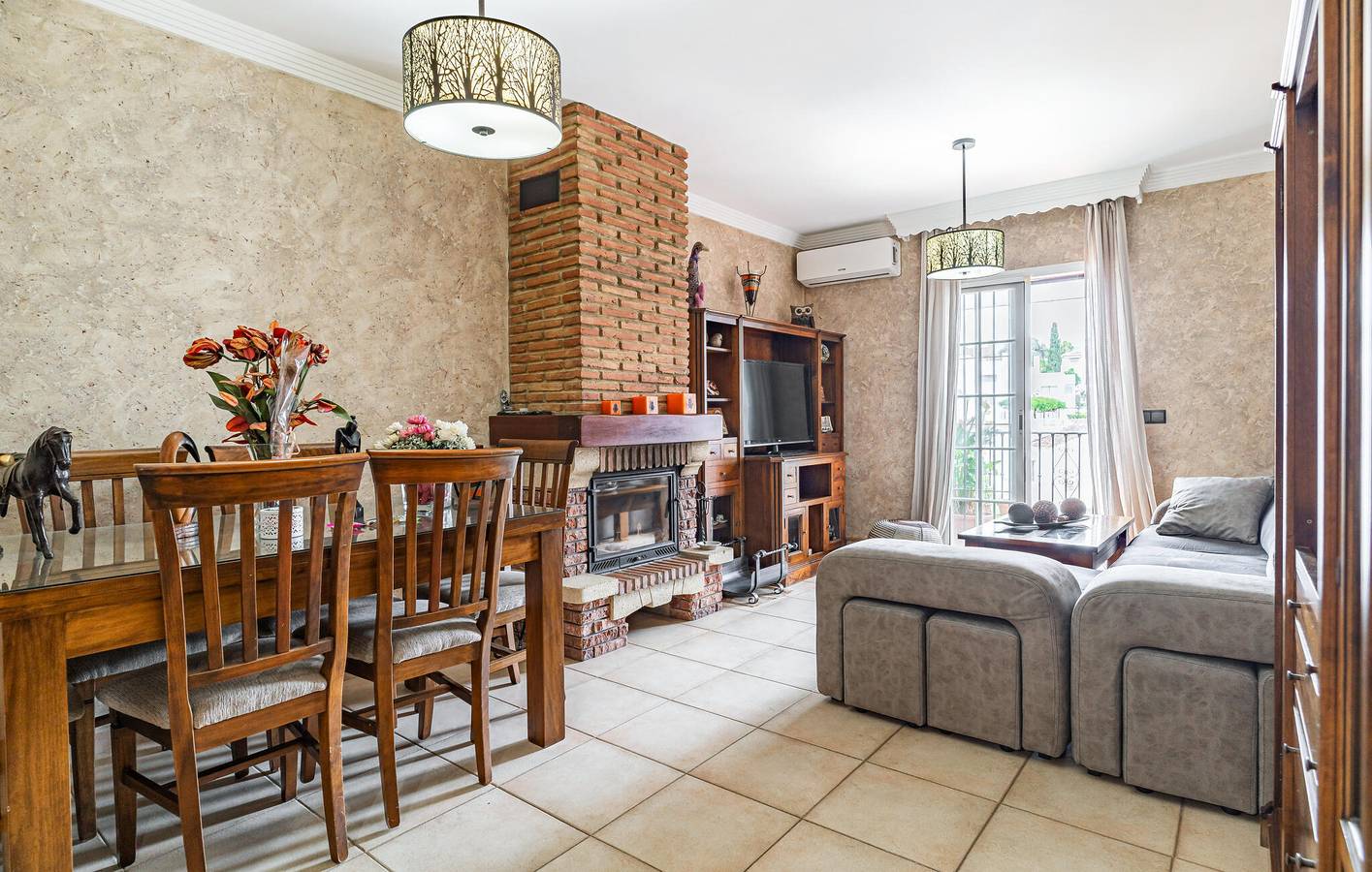 Entire holiday apartment, Cozy Apartment with Terrace, AC near Playa El Salon in Playa de Burriana, Nerja