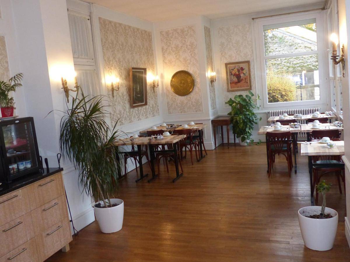 Double Room in Bourbon-l'Archambault, Allier