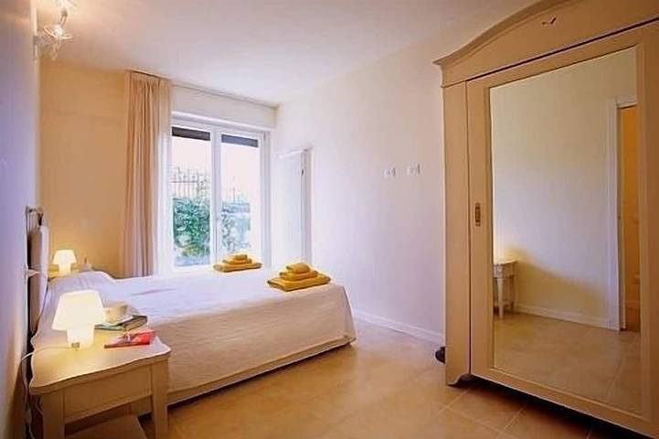 Gîte pour 4 personnes, avec terrasse ainsi que jardin et piscine à Lenno - 2