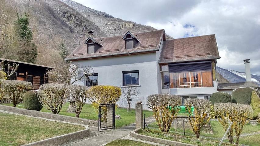 Location de vacances pour 8 personnes, avec Balcon et Terrasse ainsi que Jardin et Vue à Antignac