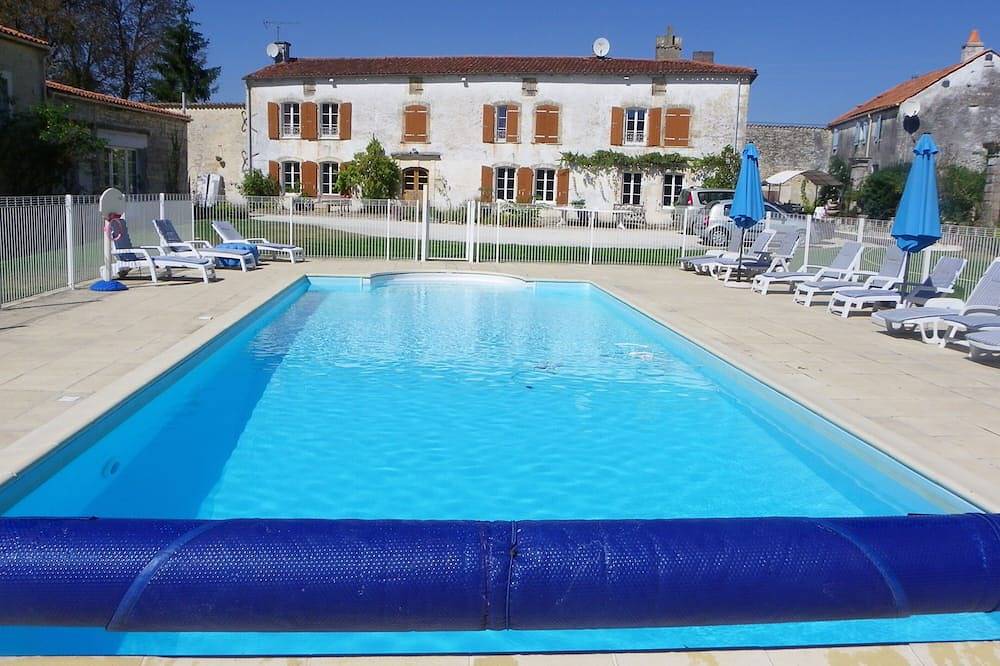 Fully equipped gite in a calm domaine 30 minutes from La Rochelle in Surgères, Rochefort region