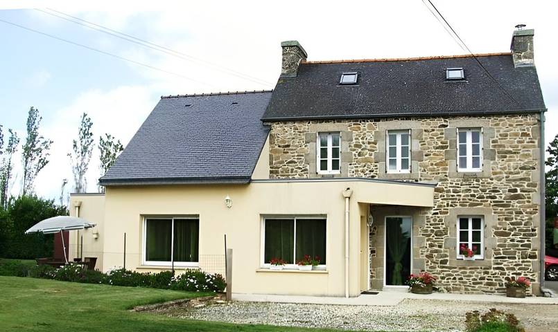 Gîte pour 4 personnes, avec jardin à Plounévez-Lochrist