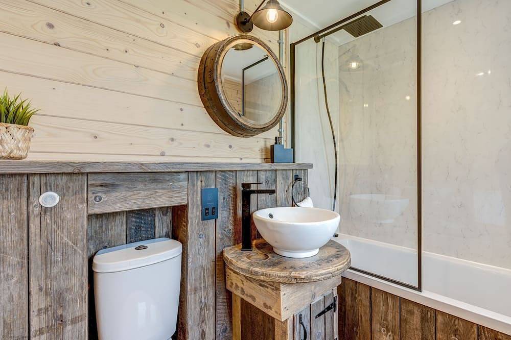 Buttercup Lodge | The Ridgeway Holiday Let | 2 Beds & Sleeps 4 in Crowmarsh, North Wessex Downs