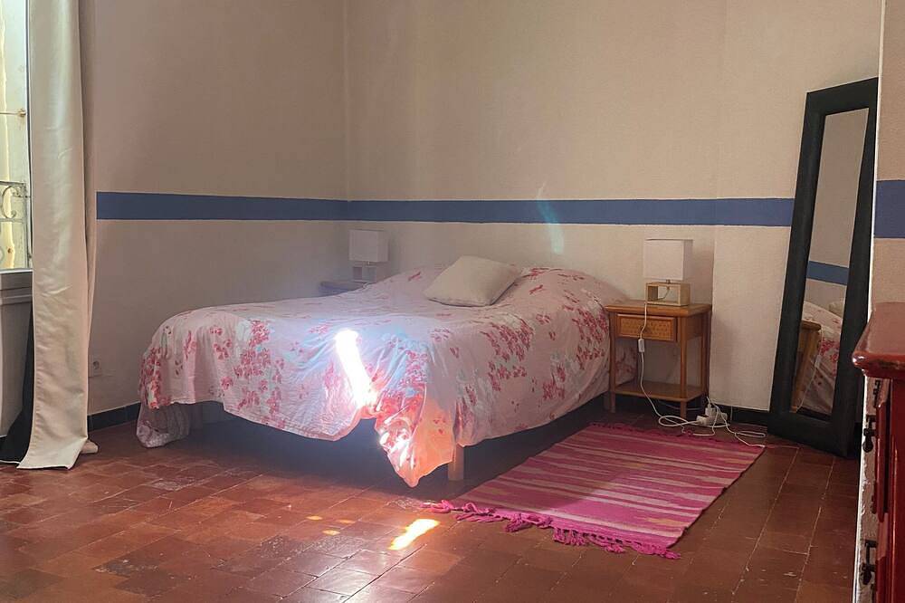 Large, bright apartment90 square metres Near the Canal du Midi-Four people in Villeneuve-lès-Béziers, Côte d'Améthyste