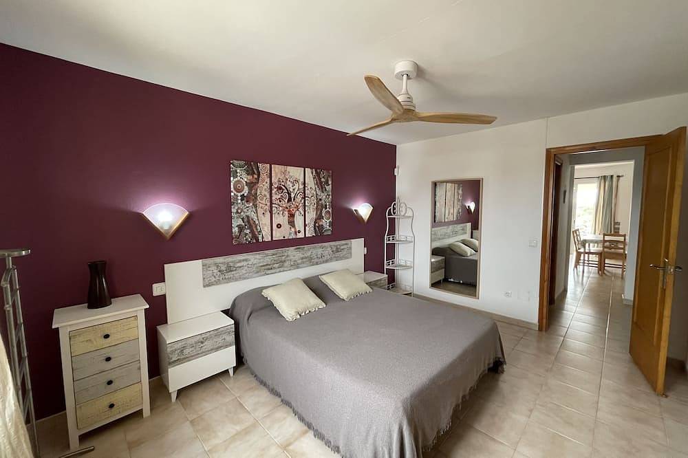 Entire apartment, Mitjaneta - Apartamento con Piscina in Cala Blanes, Ciutadella