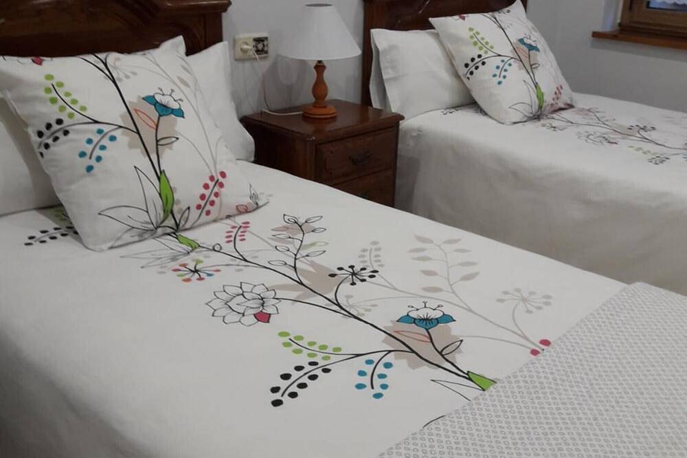 Entire apartment, Apartment 'El Fondón 1' in Cangas de Onís – Central, Pet-Friendly, Step-Free Access in El Puente, Cangas de Onís