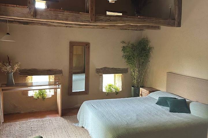 Location de vacances pour 2 personnes, avec Piscine à Esclottes