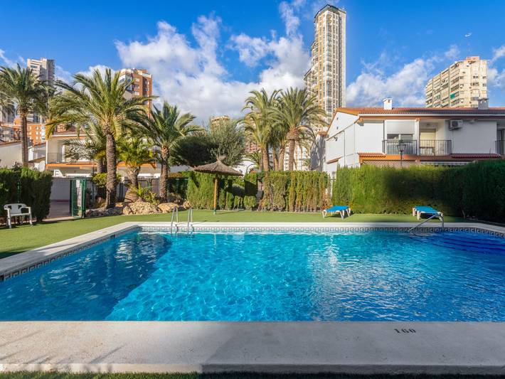 Ferienwohnung für 4 Personen, mit Terrasse und Garten sowie Kinderpool in Benidorm
