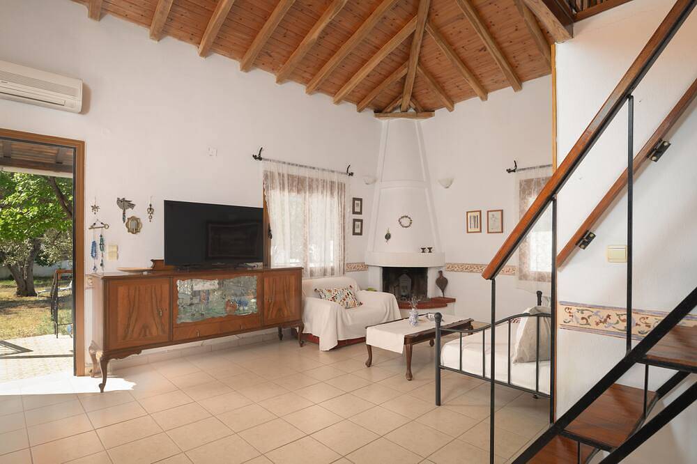 Eleni's Charming Cottage, ideal for Couples or Families seeking Natural Living in Sporades