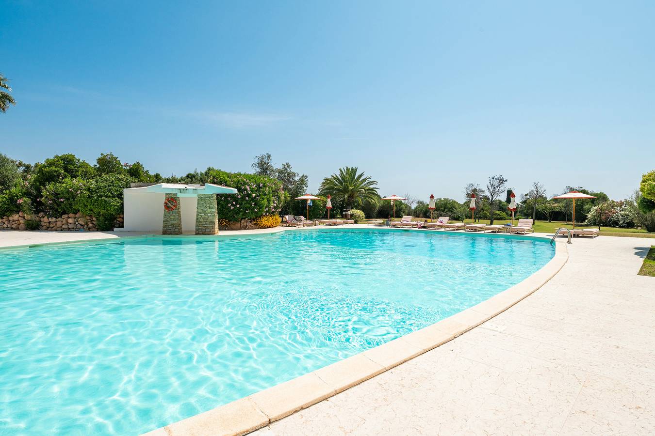 Apartamento entero, Apartamento 'En Is Molas Golf Club' con Vista al Mar, Piscina Comunitaria y Aire Acondicionado in Is Molas, Región de Pula