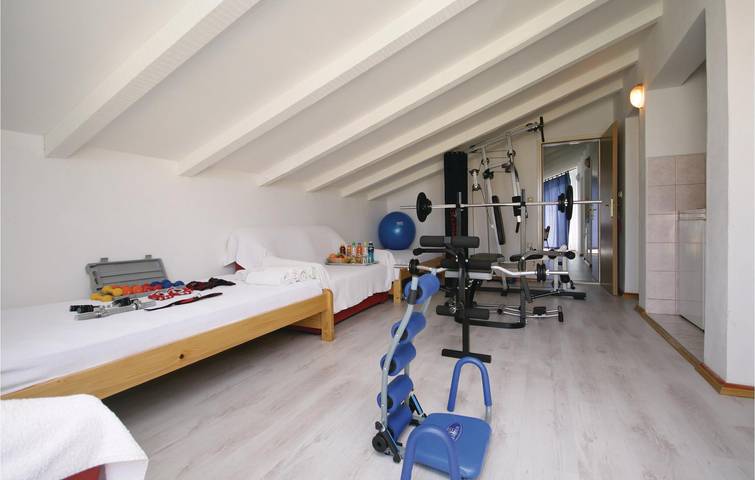 Geräumige 2-Zimmer-Wohnung mit Pool und Terrasse, 1 km vom Strand entfernt in Spongiola, Brodarica