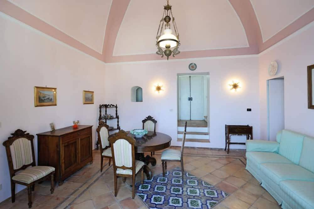 Ganze Wohnung, Rotes Haus mit Terrasse und Meerblick und nur 800 m von der Amalfi in Atrani, Sorrento Coast