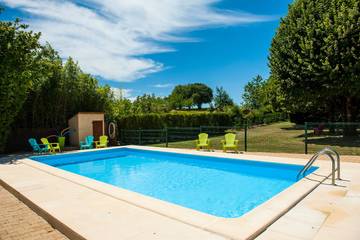 Gîte pour 8 personnes, avec terrasse ainsi que jardin et piscine, animaux acceptés à Peyrignac
